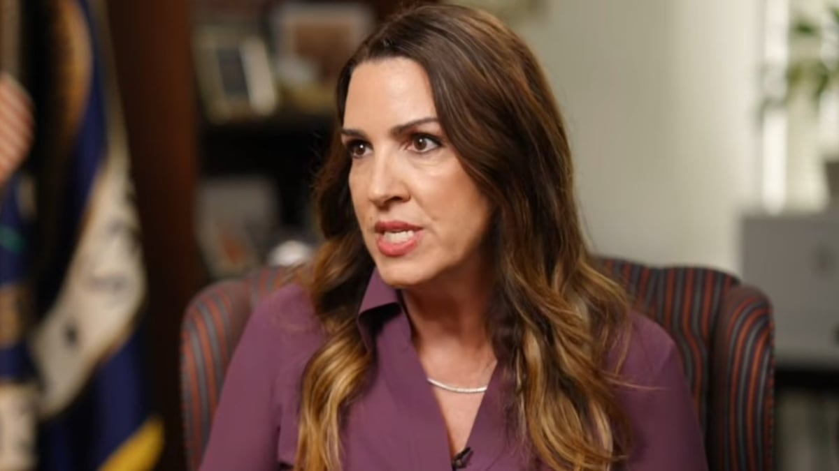 Sara Carter declara que perseguirá a políticos que colaboren con cárteles, marcando un cambio en la lucha antidrogas.