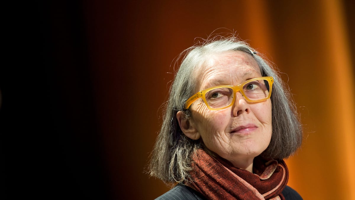 La escritora Anne Carson ha sido galardonada con el Nobel de Literatura 2026 por su obra innovadora e inspiradora.