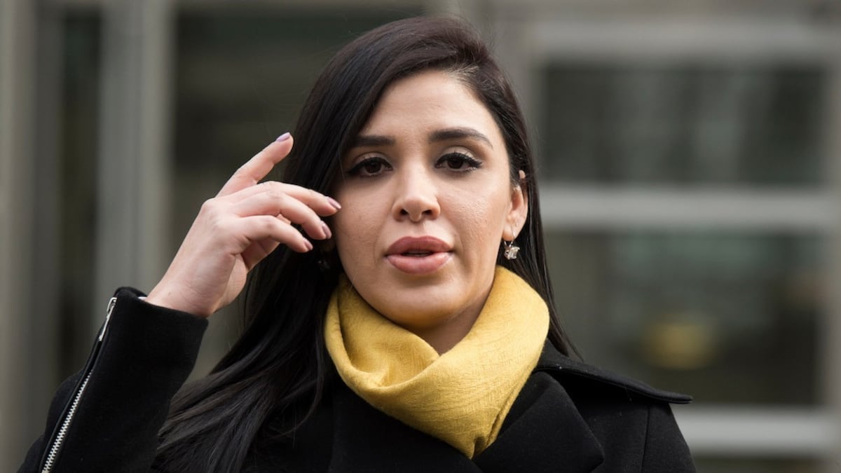 Emma Coronel ha anunciado el final de su libertad condicional, lo que marca un nuevo capítulo en su vida.